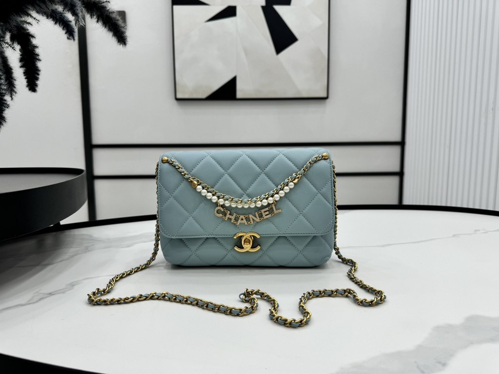 AS5011 CHANEL24A New today! Let's not eat cold rice fried today, to see the new capsule continue to get used to the return of those styles ~ so I caught this one chubby have leather wear chain elements   Jane   chanel le