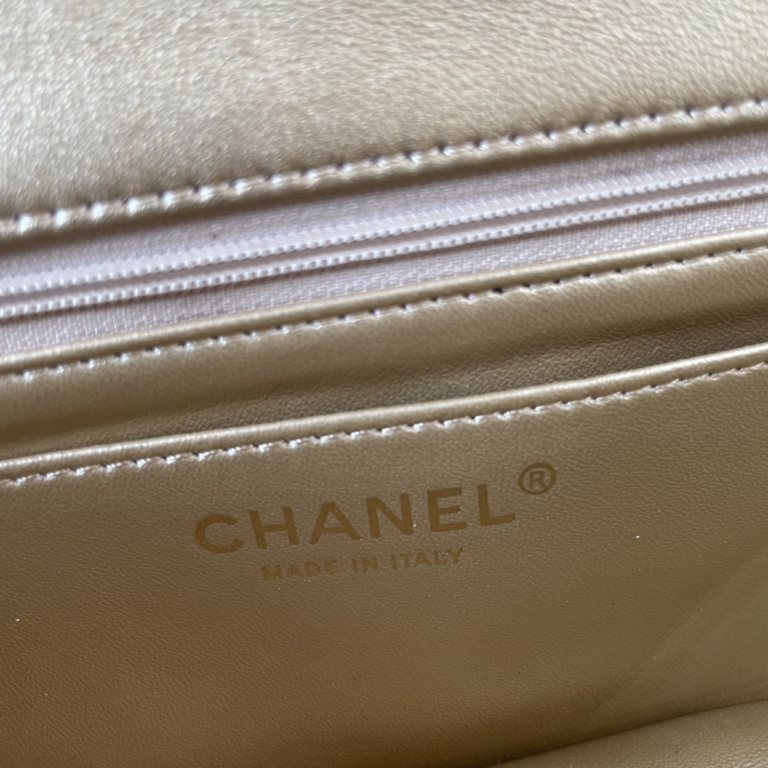 Chanel 24K latest Mini CF handle handbag Classic diamond lattice mouth cover bag decorated with exquisite classic chain with handheld, imported mirror material is really quite sunny [color] seems to be the same as the Am