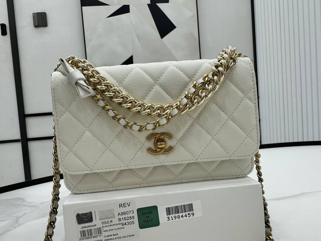 A96073 Chanel 24s woc bow lychee leather, the top is all good! Little beauty or buy 24swoc bow lychee leather!  The chain length is just right, and then the leather is particularly wearable, and the physical object is al