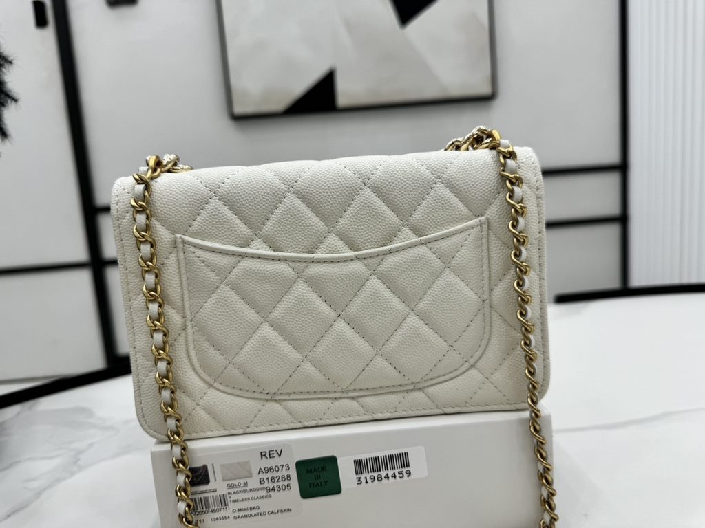 A96073 Chanel 24s woc bow lychee leather, the top is all good! Little beauty or buy 24swoc bow lychee leather!  The chain length is just right, and then the leather is particularly wearable, and the physical object is al