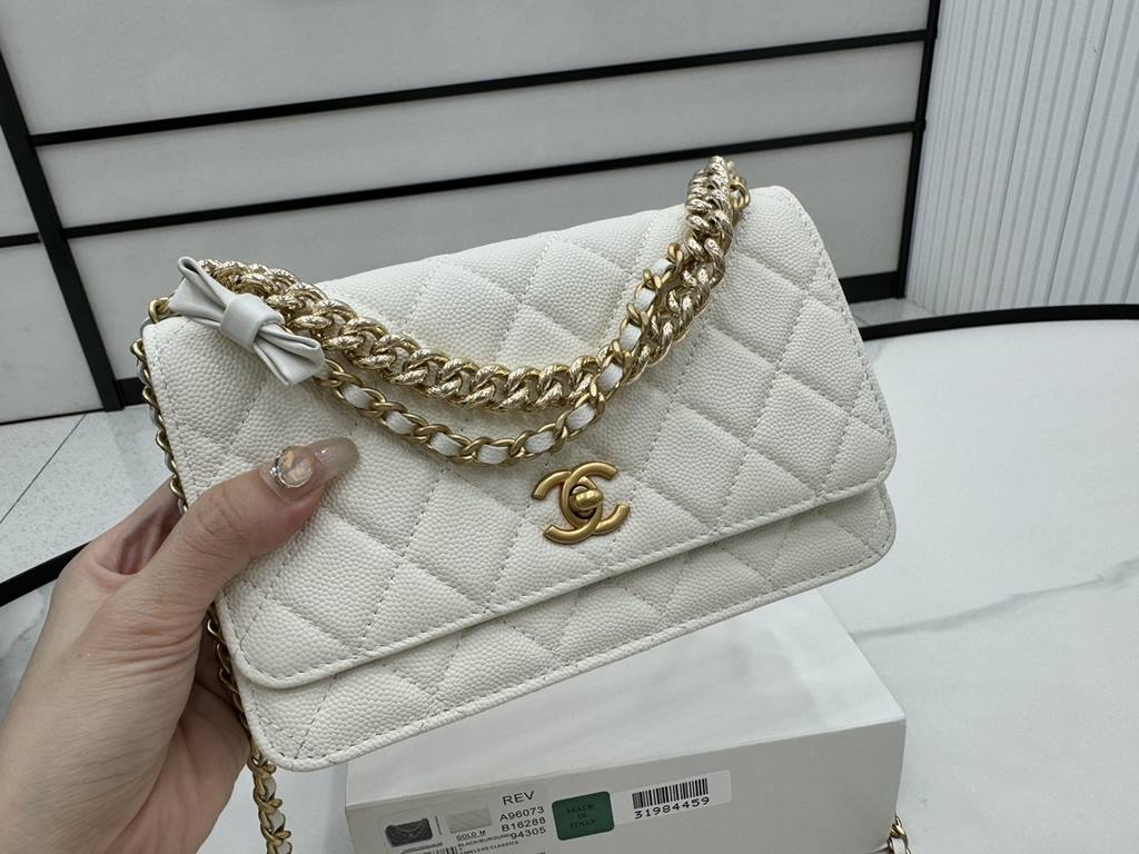 A96073 Chanel 24s woc bow lychee leather, the top is all good! Little beauty or buy 24swoc bow lychee leather!  The chain length is just right, and then the leather is particularly wearable, and the physical object is al