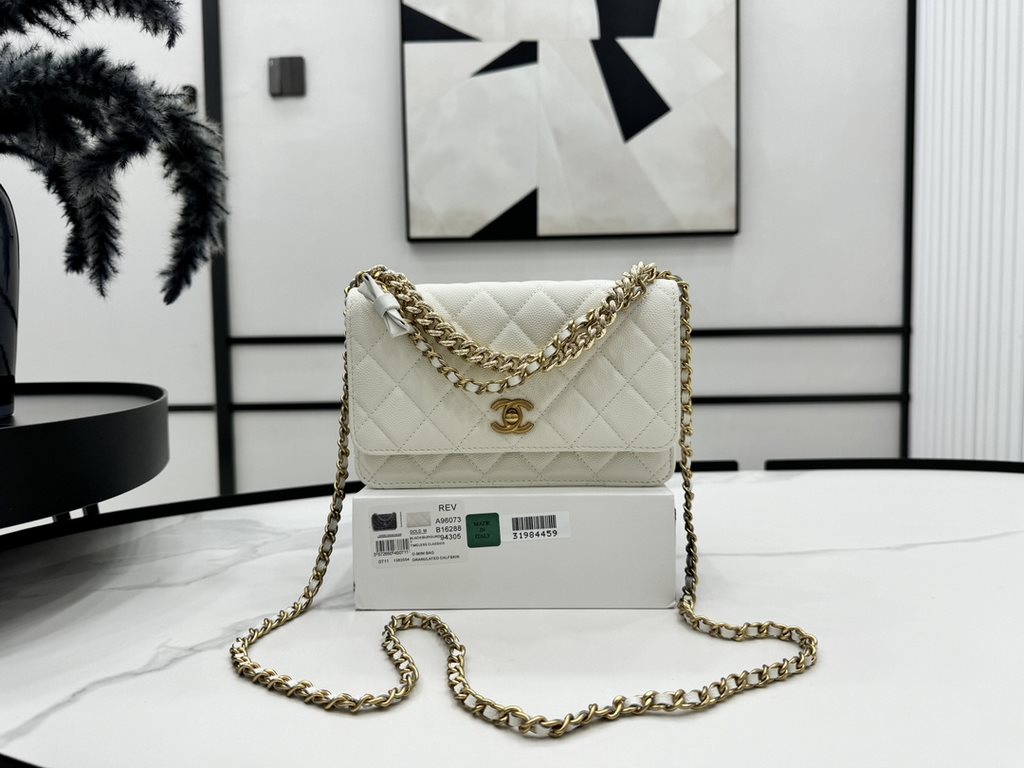 A96073 Chanel 24s woc bow lychee leather, the top is all good! Little beauty or buy 24swoc bow lychee leather!  The chain length is just right, and then the leather is particularly wearable, and the physical object is al