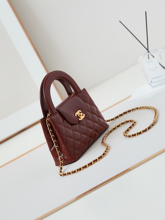 23K Kelly Handle BagFashion is a reincarnation of the popular antique kelly by Chanel redesigned revitalization, antique Kelly to the classic handle hand raised the name, in the basic plus leather through the chain shoul