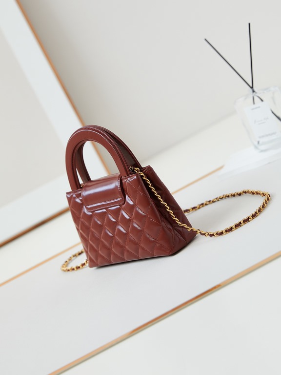 23K Kelly Handle BagFashion is a reincarnation of the popular antique kelly by Chanel redesigned revitalization, antique Kelly to the classic handle hand raised the name, in the basic plus leather through the chain shoul