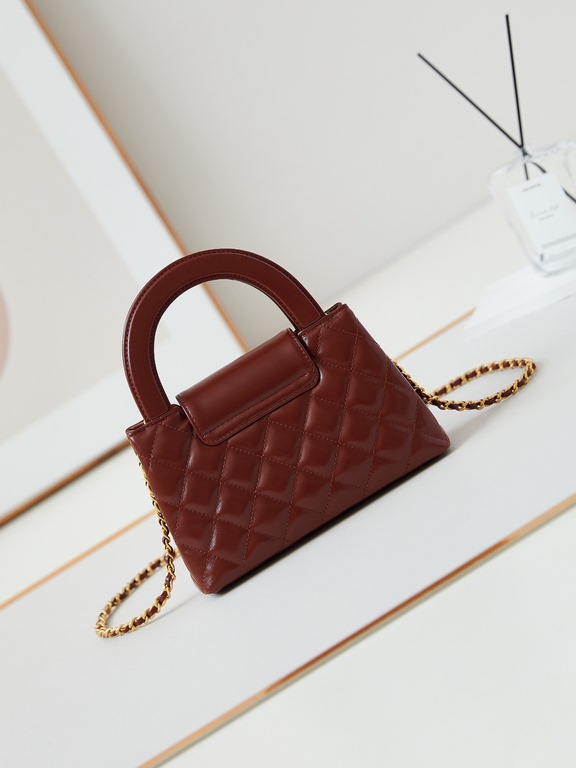 23K Kelly Handle BagFashion is a reincarnation of the popular antique kelly by Chanel redesigned revitalization, antique Kelly to the classic handle hand raised the name, in the basic plus leather through the chain shoul