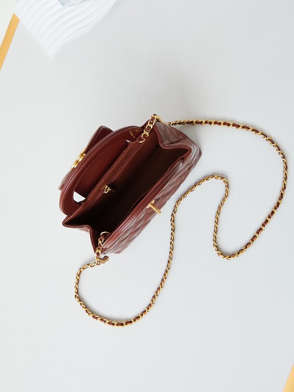 23K Kelly Handle BagFashion is a reincarnation of the popular antique kelly by Chanel redesigned revitalization, antique Kelly to the classic handle hand raised the name, in the basic plus leather through the chain shoul