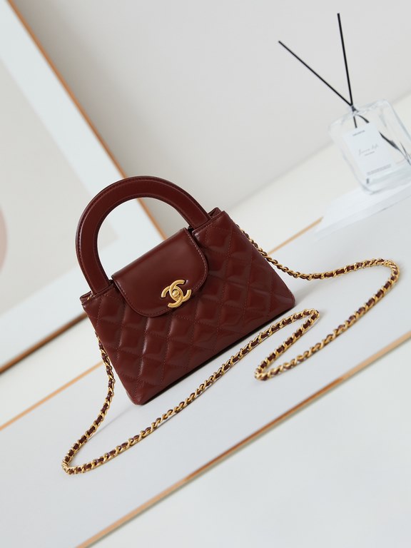 23K Kelly Handle BagFashion is a reincarnation of the popular antique kelly by Chanel redesigned revitalization, antique Kelly to the classic handle hand raised the name, in the basic plus leather through the chain shoul