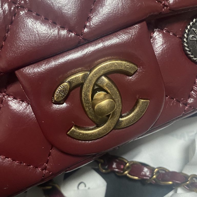 Spot ~chanel limited edition badge commemorative edition classic flap, sheAbsolutely global chanel fan's favorite, classic flap's commemorative limited edition badge extremelycollectible value of each badge has a pointin