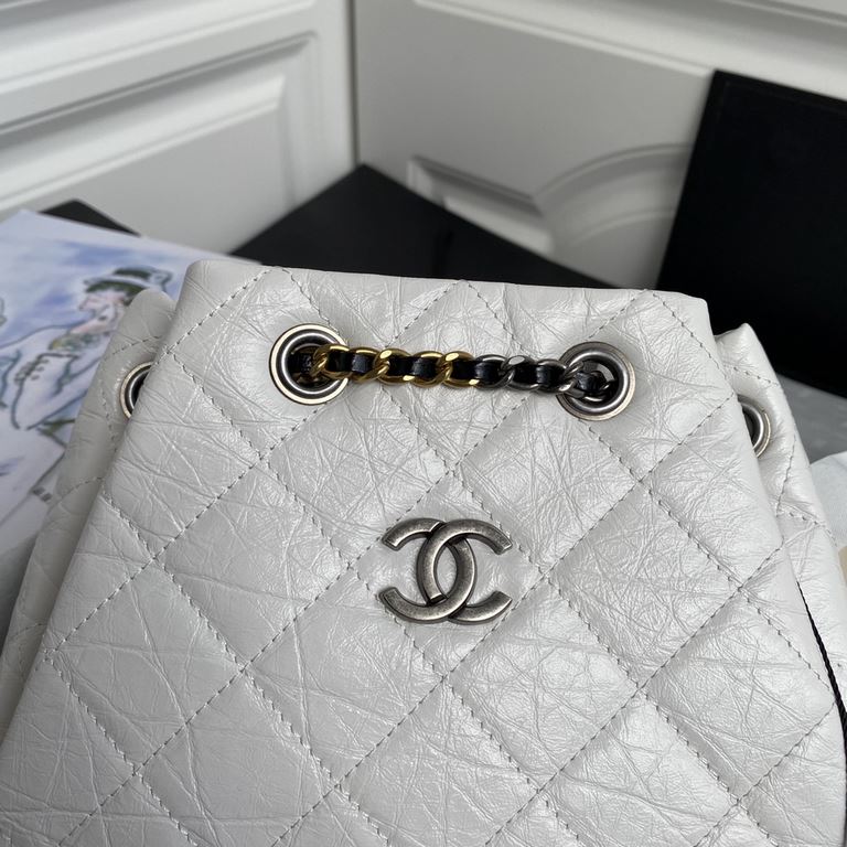 94485   CHANEL new limited edition gold and silver chain vintage backpack Exclusive explosive ChaneCC Gabrielle stray backpack Leather, hardware details, the style is completely opposite. The design of the latest small f