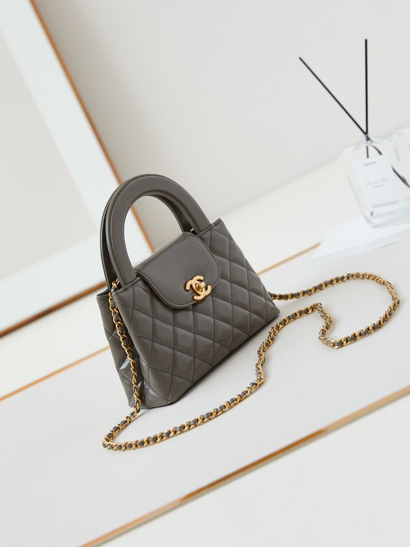 23K Kelly Handle BagFashion is a reincarnation of the popular antique kelly by Chanel redesigned revitalization, antique Kelly to the classic handle hand raised the name, in the basic plus leather through the chain shoul