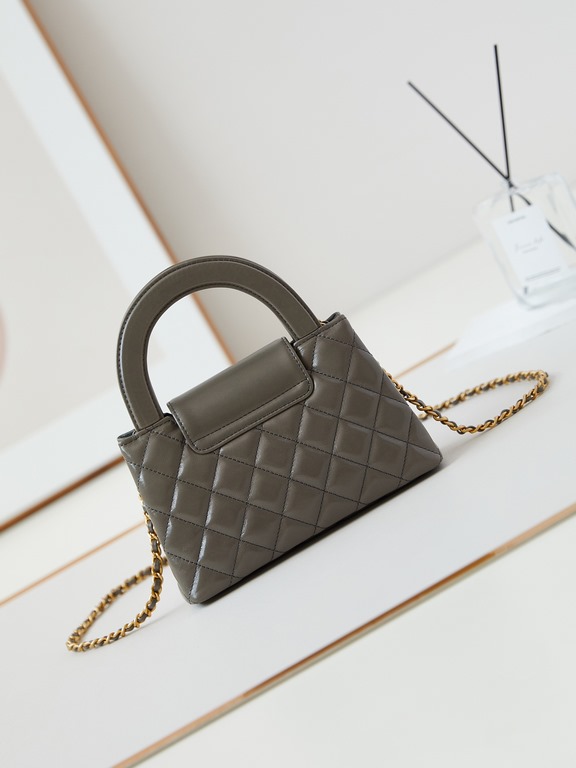 23K Kelly Handle BagFashion is a reincarnation of the popular antique kelly by Chanel redesigned revitalization, antique Kelly to the classic handle hand raised the name, in the basic plus leather through the chain shoul