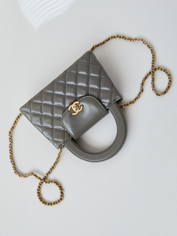 23K Kelly Handle BagFashion is a reincarnation of the popular antique kelly by Chanel redesigned revitalization, antique Kelly to the classic handle hand raised the name, in the basic plus leather through the chain shoul