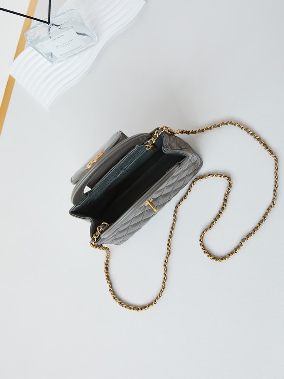 23K Kelly Handle BagFashion is a reincarnation of the popular antique kelly by Chanel redesigned revitalization, antique Kelly to the classic handle hand raised the name, in the basic plus leather through the chain shoul