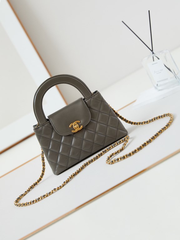 23K Kelly Handle BagFashion is a reincarnation of the popular antique kelly by Chanel redesigned revitalization, antique Kelly to the classic handle hand raised the name, in the basic plus leather through the chain shoul