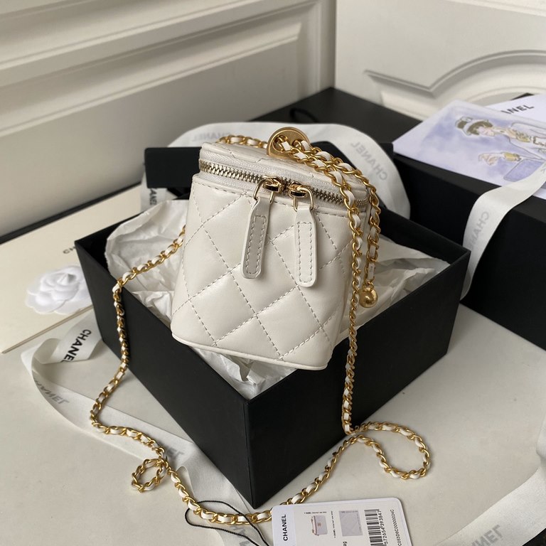 ￥ CHANEC double gold ball box A This season's new double gold ball I really cute!At a glance fell in love with this bagClassic black gold Double gold balls Chain adjustable length Hand carry crossbody and shoulder Capaci