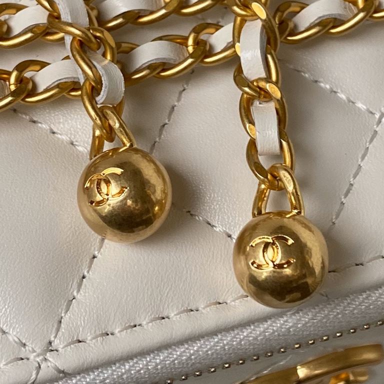 ￥ CHANEC double gold ball box A This season's new double gold ball I really cute!At a glance fell in love with this bagClassic black gold Double gold balls Chain adjustable length Hand carry crossbody and shoulder Capaci