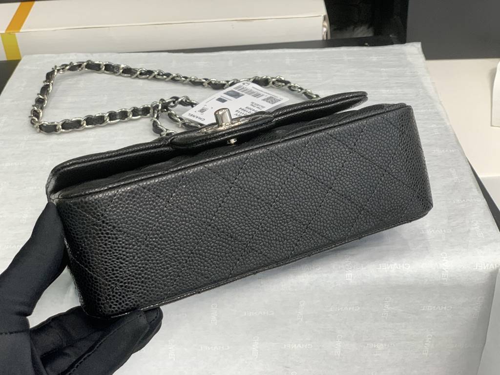 . Upgraded  Chanel CF Mini 1116 small bag summer than to prepare   The most small C's iconic leather through the chain as classics bags masterpiece authentic price soared conservative design with a variety of colorful de