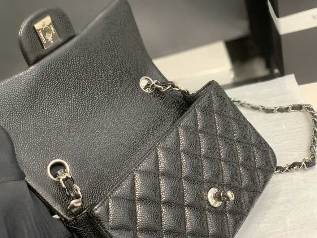 . Upgraded  Chanel CF Mini 1116 small bag summer than to prepare   The most small C's iconic leather through the chain as classics bags masterpiece authentic price soared conservative design with a variety of colorful de