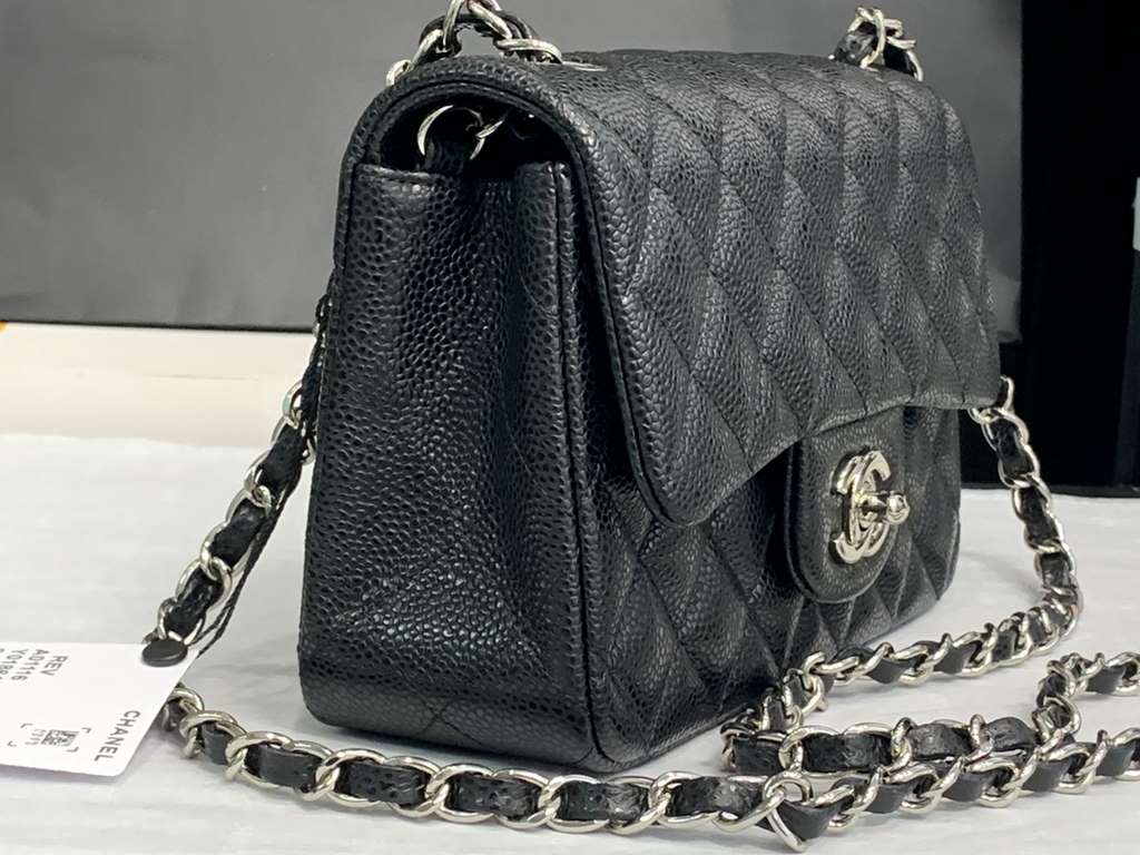 . Upgraded  Chanel CF Mini 1116 small bag summer than to prepare   The most small C's iconic leather through the chain as classics bags masterpiece authentic price soared conservative design with a variety of colorful de