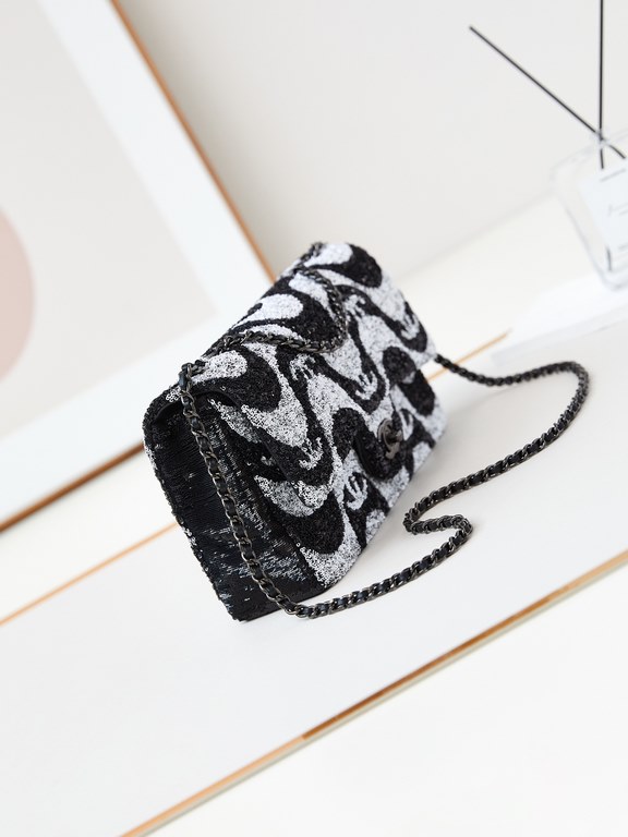 CHANEL 2021 Limited Edition Sequins Black and White Wave CF will collect one sequin model every year, and this year this one is too good!Black and white overlap in the shape of waves, coupled with the classic Logo, is ex