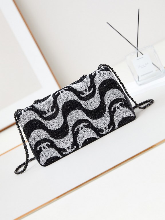 CHANEL 2021 Limited Edition Sequins Black and White Wave CF will collect one sequin model every year, and this year this one is too good!Black and white overlap in the shape of waves, coupled with the classic Logo, is ex