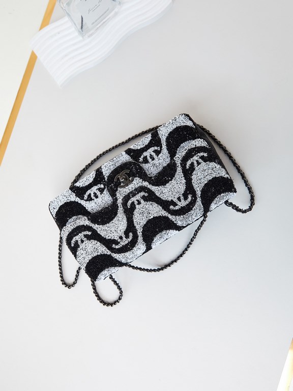 CHANEL 2021 Limited Edition Sequins Black and White Wave CF will collect one sequin model every year, and this year this one is too good!Black and white overlap in the shape of waves, coupled with the classic Logo, is ex