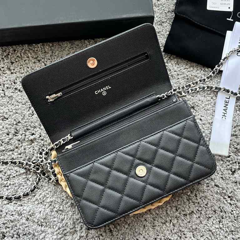 The new fragrance home hollow letter double C card bag. Fragrance home new hollowed out letters double C card bag, subtle hollowed out large double C letters such as jewelry embellished bag body, ultra-exquisite beauty,,