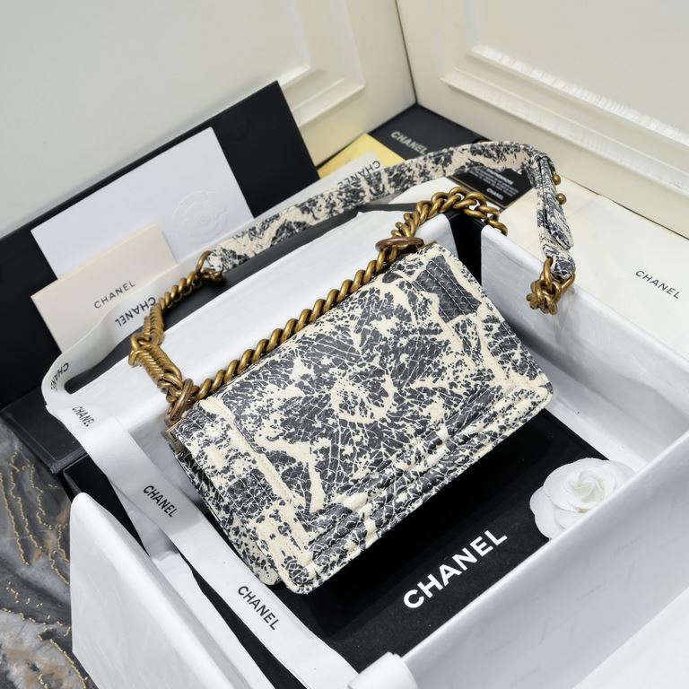 ￥Classic Bag leboy-Python Skin Hot Mom ModelThe newest concept of Chane1 in 2020~Classic Mom Collection!Fashionable, elegant and honorable! It has been a must-have fashion favorite for international stars and noblewomen.