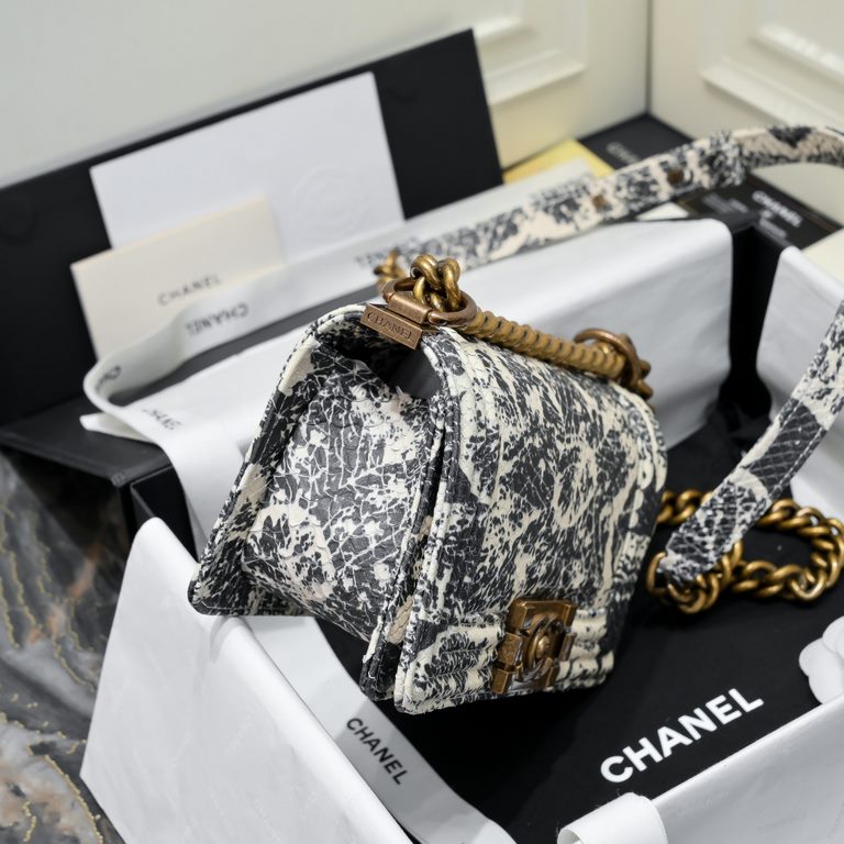 ￥Classic Bag leboy-Python Skin Hot Mom ModelThe newest concept of Chane1 in 2020~Classic Mom Collection!Fashionable, elegant and honorable! It has been a must-have fashion favorite for international stars and noblewomen.