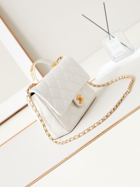 The 24p handle is really beautiful, vintage pleated cowhide, black and gold color scheme, and the commemorative handle is so cool! The chain chang length is just right for a 160, crossbody! The chain can also be worn cro