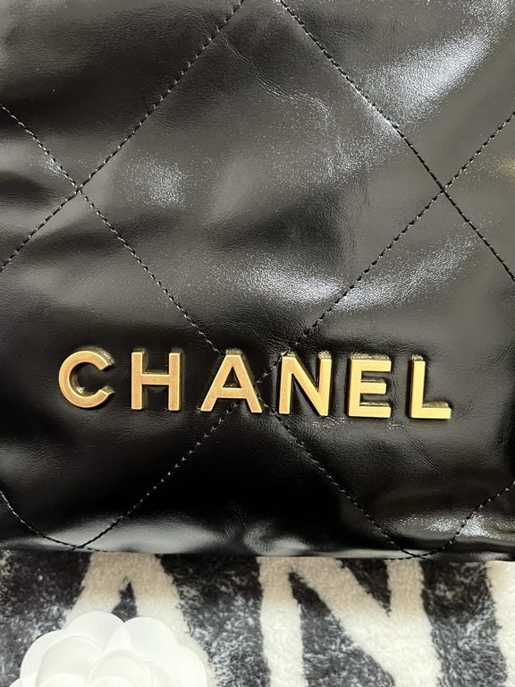 Chanel's mini22 hits the red button!Chanel Goose's bag accessories will always be planted from the just-ended springsummer collectionEspecially this season's new Minisize22 bagClassic black model   mini Love love love.Mo