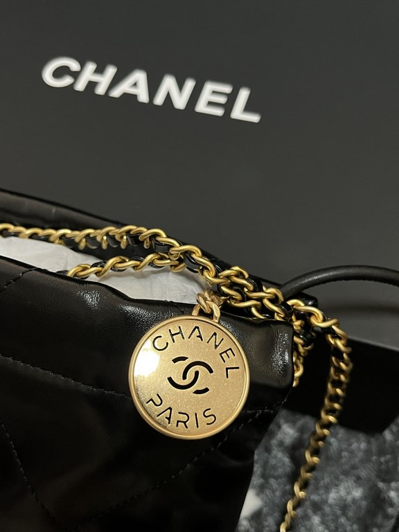 Chanel's mini22 hits the red button!Chanel Goose's bag accessories will always be planted from the just-ended springsummer collectionEspecially this season's new Minisize22 bagClassic black model   mini Love love love.Mo