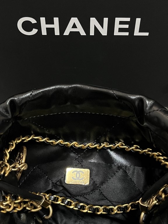 Chanel's mini22 hits the red button!Chanel Goose's bag accessories will always be planted from the just-ended springsummer collectionEspecially this season's new Minisize22 bagClassic black model   mini Love love love.Mo