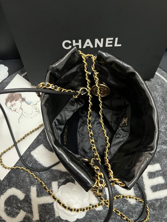 Chanel's mini22 hits the red button!Chanel Goose's bag accessories will always be planted from the just-ended springsummer collectionEspecially this season's new Minisize22 bagClassic black model   mini Love love love.Mo