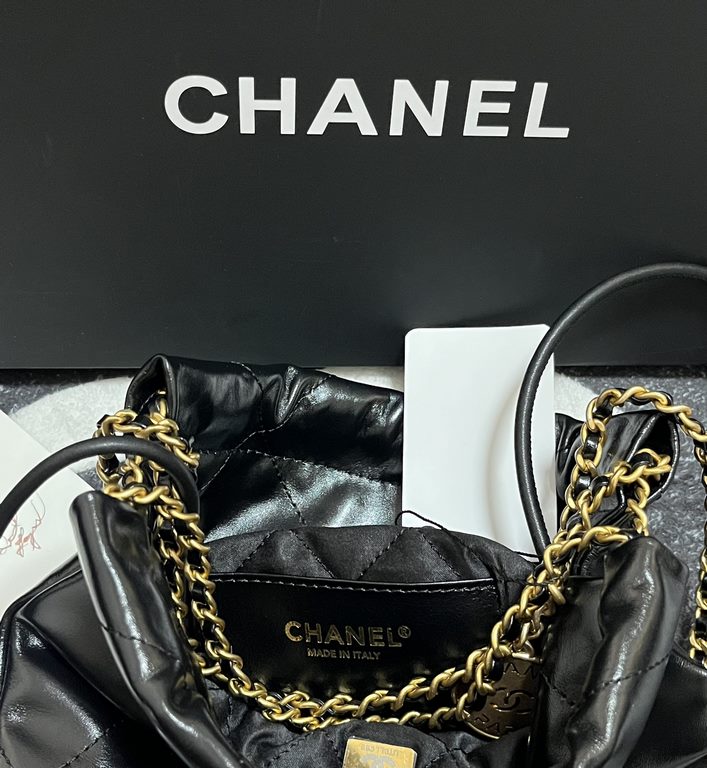 Chanel's mini22 hits the red button!Chanel Goose's bag accessories will always be planted from the just-ended springsummer collectionEspecially this season's new Minisize22 bagClassic black model   mini Love love love.Mo