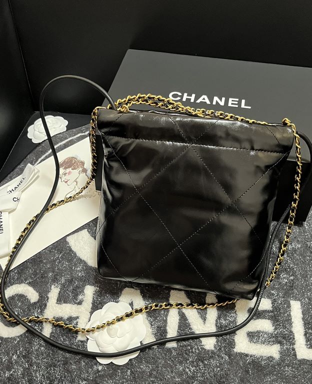 Chanel's mini22 hits the red button!Chanel Goose's bag accessories will always be planted from the just-ended springsummer collectionEspecially this season's new Minisize22 bagClassic black model   mini Love love love.Mo