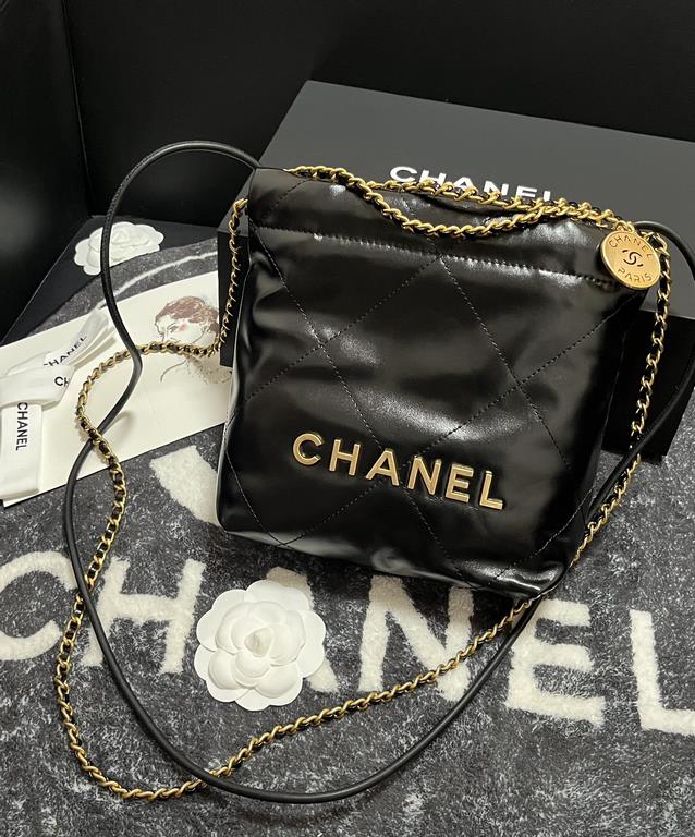 Chanel's mini22 hits the red button!Chanel Goose's bag accessories will always be planted from the just-ended springsummer collectionEspecially this season's new Minisize22 bagClassic black model   mini Love love love.Mo