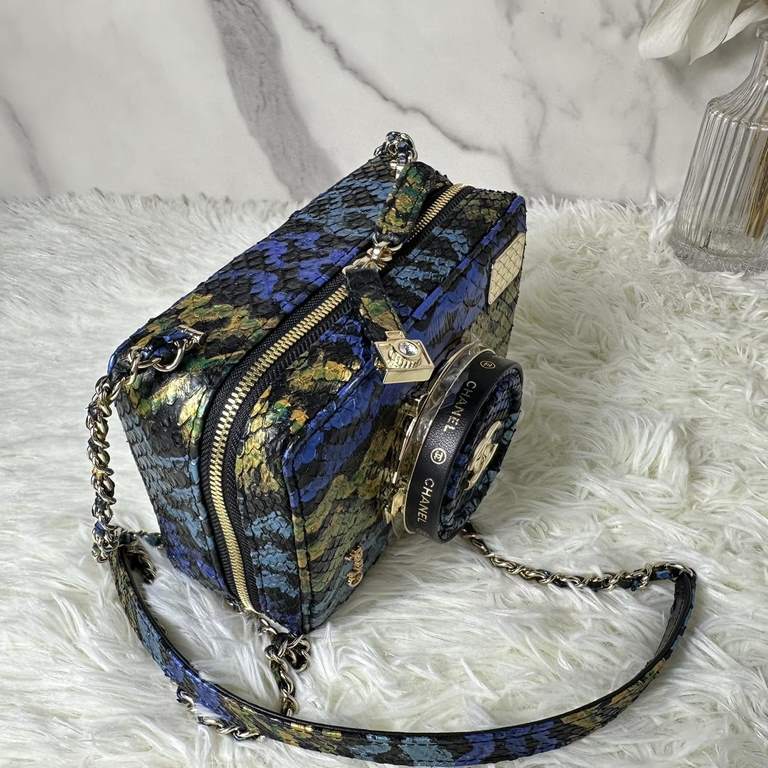 CHANE1  24s crowded camera bag AS4817 details are very delicate metal lens cover can be opened the overall look will be more advanced a little delicate and small body of the bag how to look so good ah ~ the shape of the 