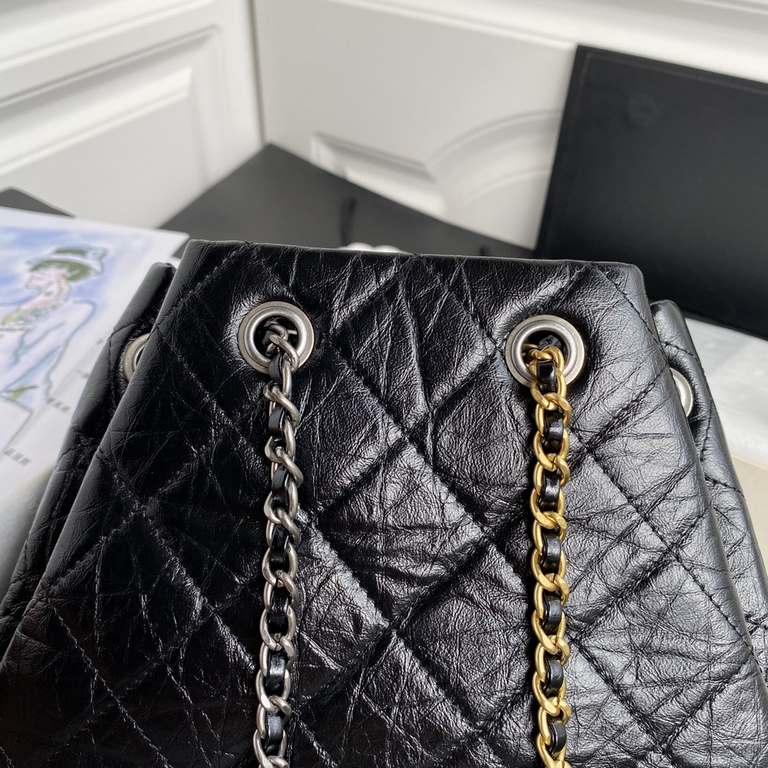 94485   CHANEL new limited edition gold and silver chain vintage backpack Exclusive explosive ChaneCC Gabrielle stray backpack Leather, hardware details, the style is completely opposite. The design of the latest small f