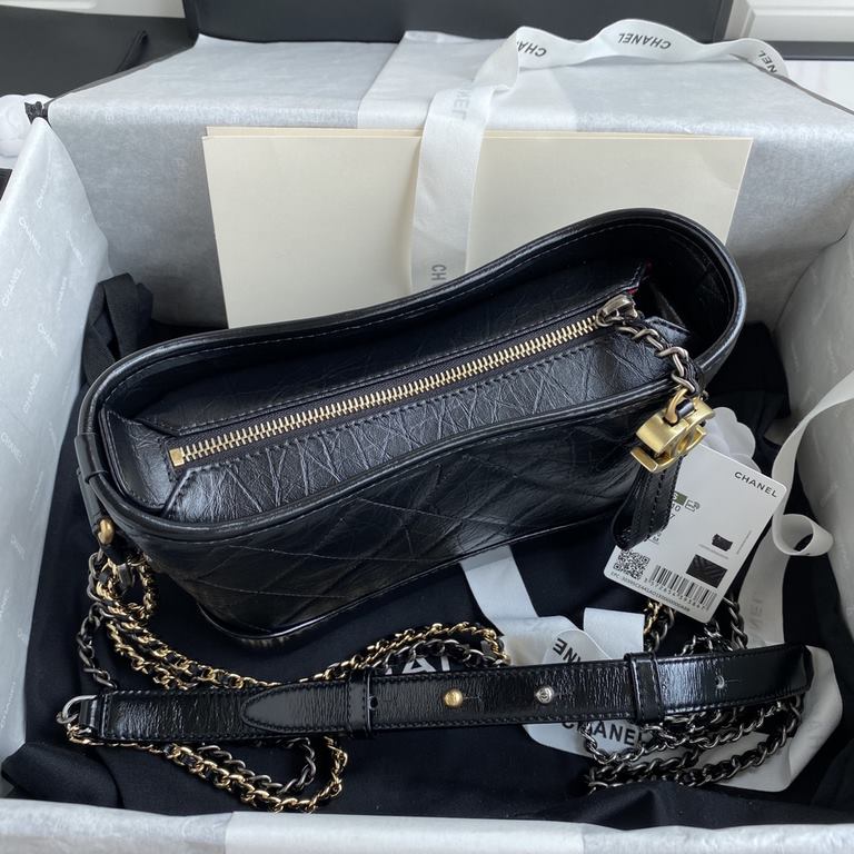 91810   Chanel Gabrielle Xiaoxiang innovation always does not disappoint the original beauty into the power and elegance of the design aesthetics and then gave birth to this Chanel wandering bag (Gabrielle )   It debuted