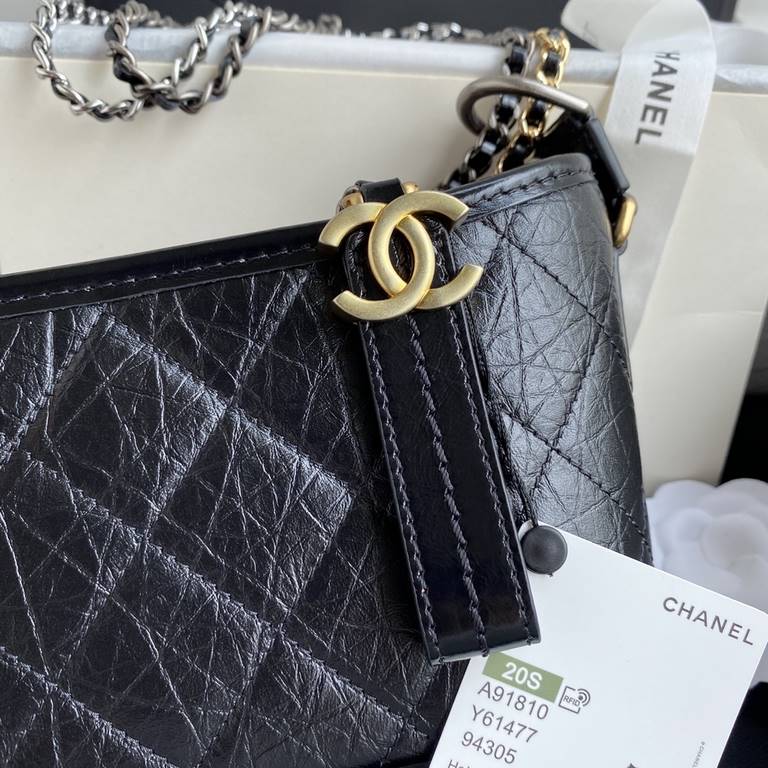 91810   Chanel Gabrielle Xiaoxiang innovation always does not disappoint the original beauty into the power and elegance of the design aesthetics and then gave birth to this Chanel wandering bag (Gabrielle )   It debuted