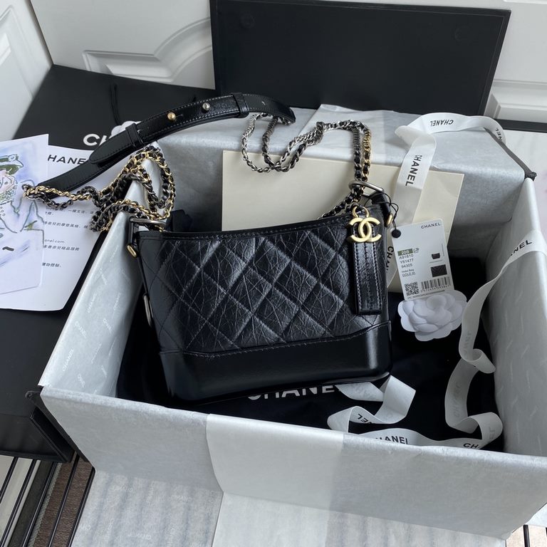 91810   Chanel Gabrielle Xiaoxiang innovation always does not disappoint the original beauty into the power and elegance of the design aesthetics and then gave birth to this Chanel wandering bag (Gabrielle )   It debuted