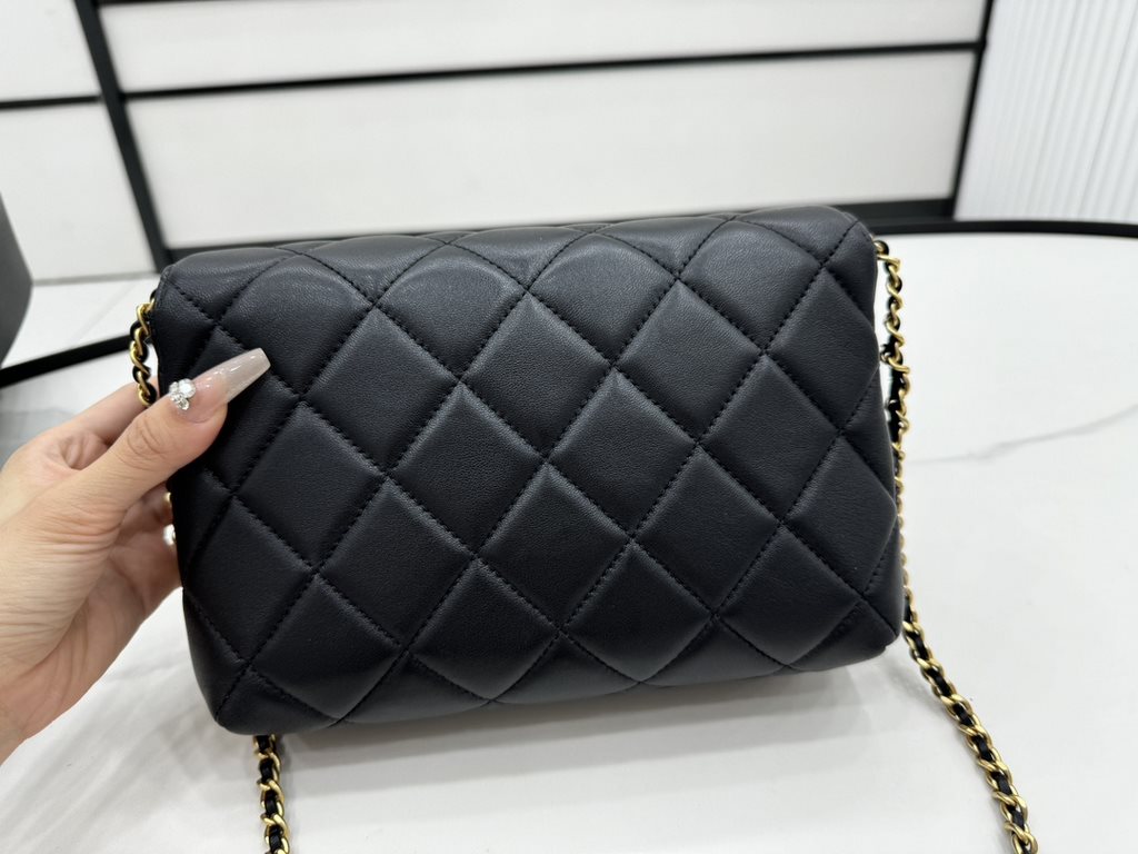 AS5011 CHANEL24A New today! Let's not eat cold rice fried today, to see the new capsule continue to get used to the return of those styles ~ so I caught this one chubby have leather wear chain elements   Jane   chanel le