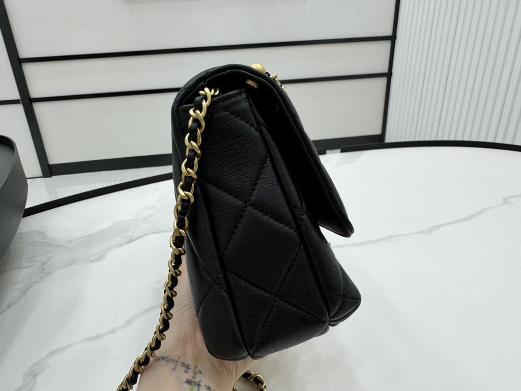 AS5011 CHANEL24A New today! Let's not eat cold rice fried today, to see the new capsule continue to get used to the return of those styles ~ so I caught this one chubby have leather wear chain elements   Jane   chanel le