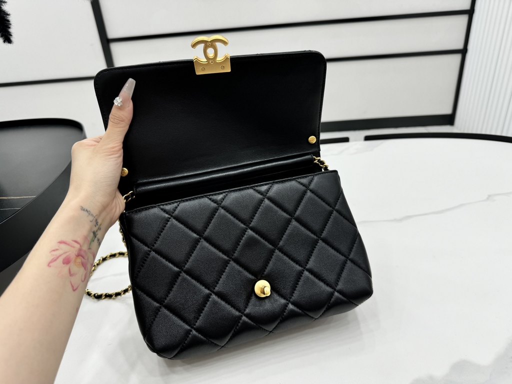 AS5011 CHANEL24A New today! Let's not eat cold rice fried today, to see the new capsule continue to get used to the return of those styles ~ so I caught this one chubby have leather wear chain elements   Jane   chanel le