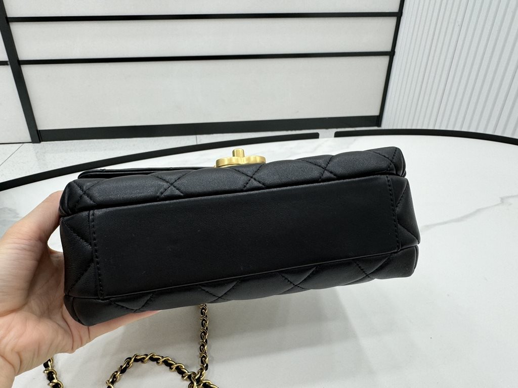 AS5011 CHANEL24A New today! Let's not eat cold rice fried today, to see the new capsule continue to get used to the return of those styles ~ so I caught this one chubby have leather wear chain elements   Jane   chanel le