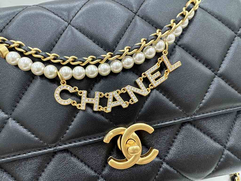 AS5011 CHANEL24A New today! Let's not eat cold rice fried today, to see the new capsule continue to get used to the return of those styles ~ so I caught this one chubby have leather wear chain elements   Jane   chanel le