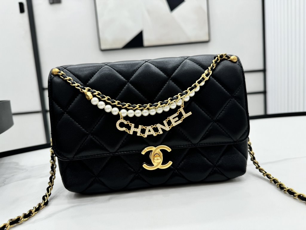 AS5011 CHANEL24A New today! Let's not eat cold rice fried today, to see the new capsule continue to get used to the return of those styles ~ so I caught this one chubby have leather wear chain elements   Jane   chanel le