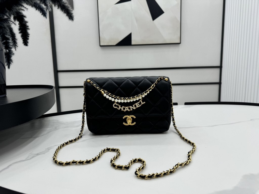 AS5011 CHANEL24A New today! Let's not eat cold rice fried today, to see the new capsule continue to get used to the return of those styles ~ so I caught this one chubby have leather wear chain elements   Jane   chanel le