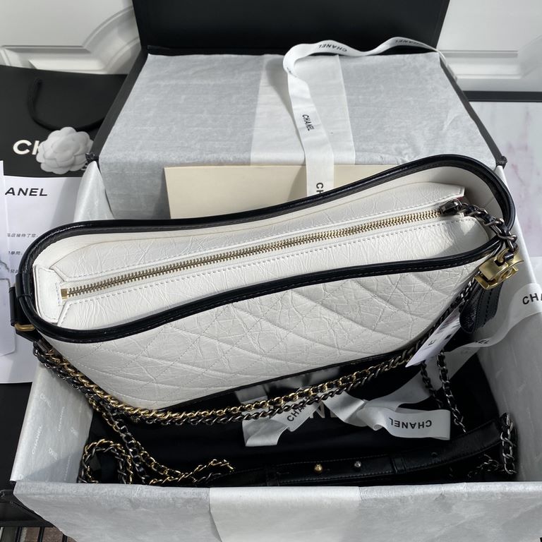 93824  Chanel Gabrielle Xiaoxiang innovation always does not let people disappointed in the original aesthetics into the power and elegance of the design aesthetics and then gave birth to this Chanel wandering bag (Gabri